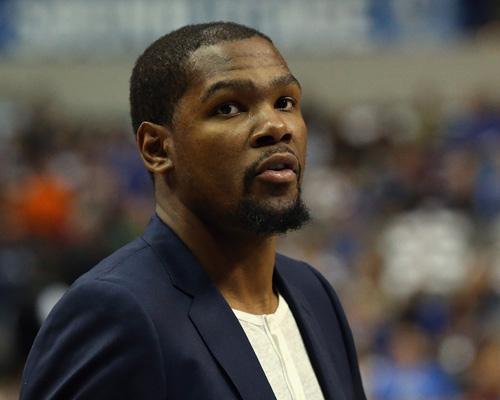 维多利亚面对马德里在圣马梅斯：阿诺德和卡马万加受伤（圣马梅斯之战：维多利亚对阵马德里，阿诺德与卡马万加因伤缺阵）