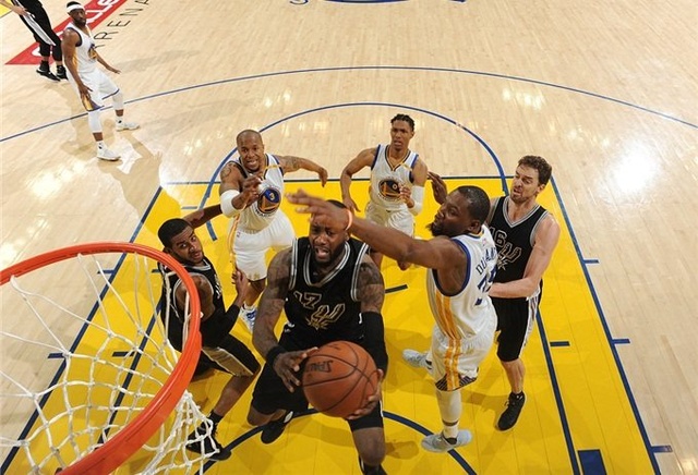 火箭哈登末节爆发连得15分（哈登末节大爆发 连续砍下15分）