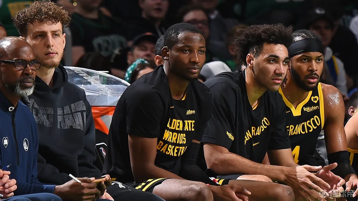 三连冠！上海海港加冕2025赛季中超冠军，摘下队史中超第四星（2025中超封王！上海海港成就三连冠，队史第四星点亮）