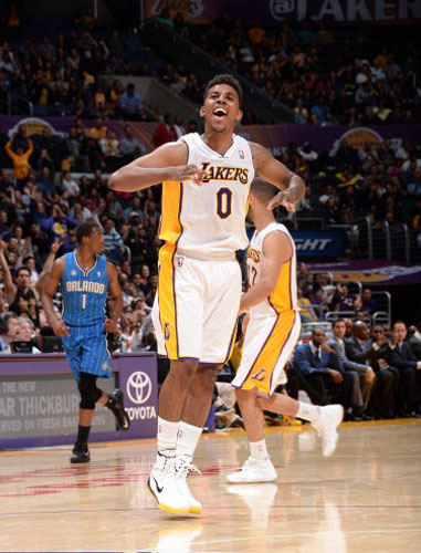 半场：勒沃库森3-0狼堡，蒂尔曼传射，霍夫曼、塔普索巴建功（半场战报：勒沃库森3-0狼堡，蒂尔曼一传一射，霍夫曼、塔普索巴破门）