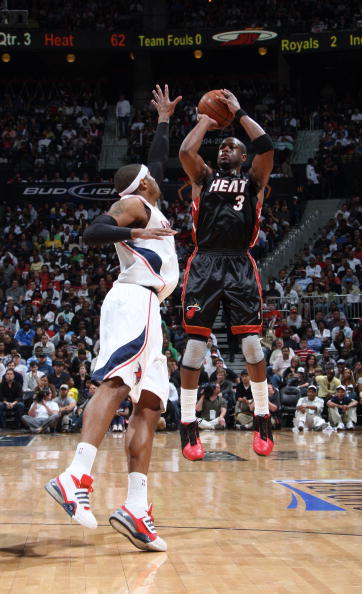 成都蓉城在中超和足协杯表现不佳，古尔芬克尔可能离队，周定洋面临续约问题，俱乐部需补强阵容。（中超足协杯双线低迷，成都蓉城或失古尔芬克尔、周定洋续约成疑，亟待补强阵容）