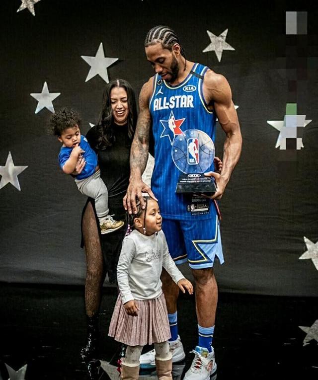 从手足无措到游刃有余，齐达内在公园学着踢毽子（齐达内公园练踢毽：从小白到高手的进阶）